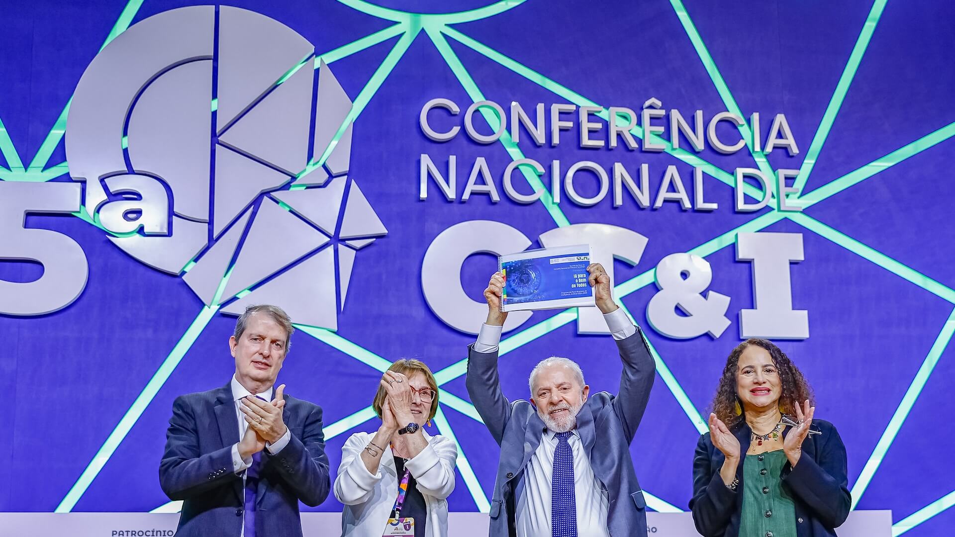 Brazilian President Luiz Inácio Lula da Silva received a proposal for a National Artificial Intelligence Plan drawn up by scientists, during the opening ceremony of the 5th National Conference on Science, Technology, and Innovation [Conferência Nacional de Ciência, Tecnologia e Inovação /CNCTI] in Brasilia. Image: Ricardo Stuckert / PR
