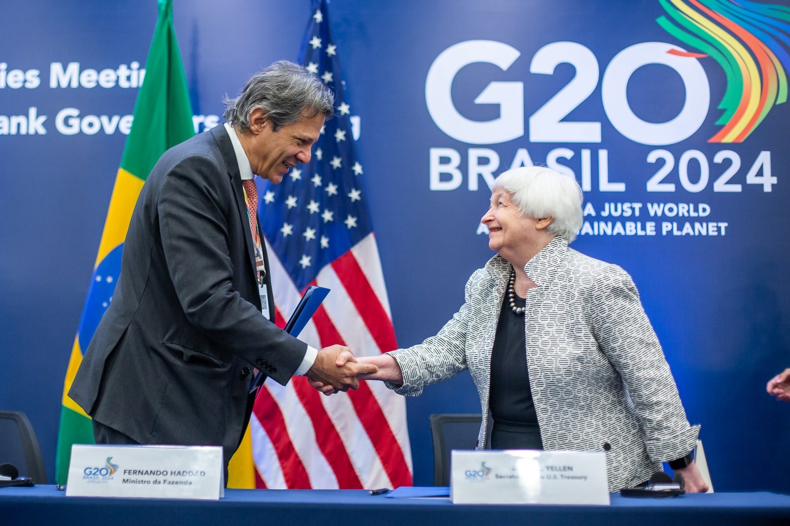 Brasil’s Finance Minister Fernando Haddad and U.S. Treasury Secretary Janet Yellen during the signing of the agreement in Rio de Janeiro. Image: Diogo Zacarias/MF.