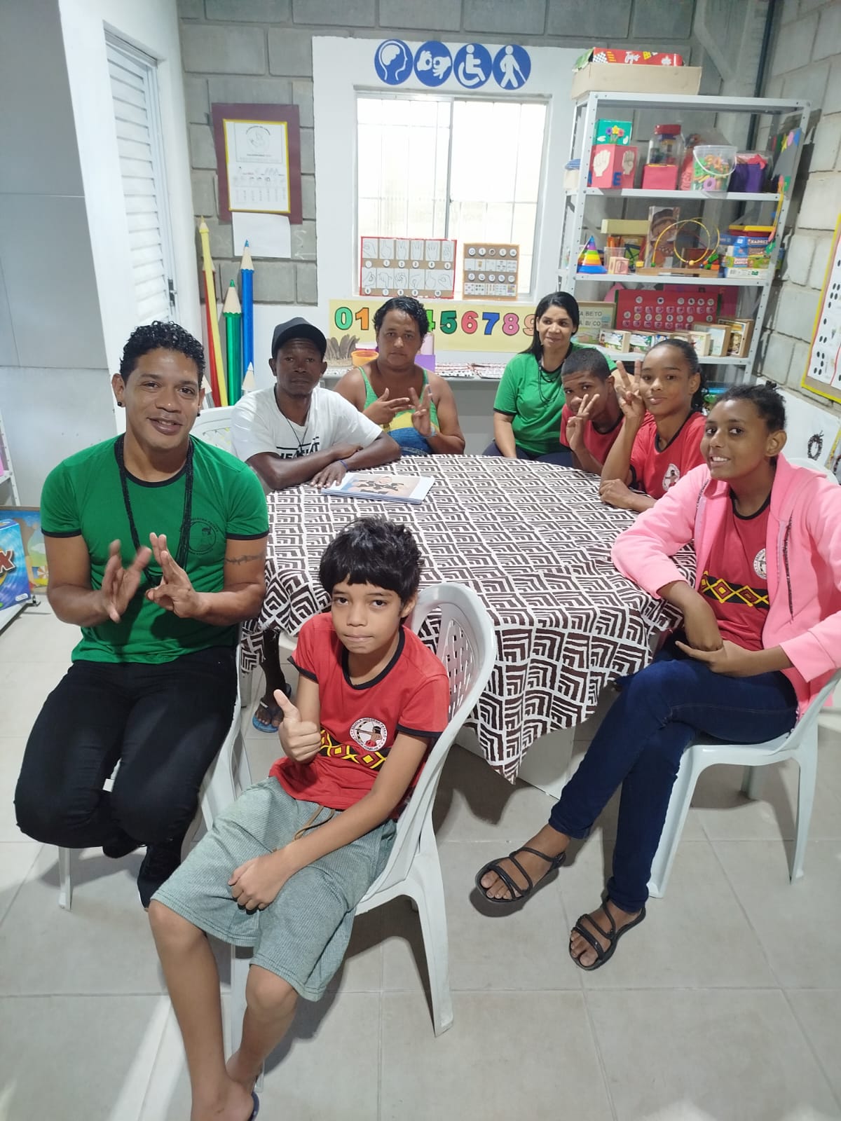 Professor David believes that Indigenous Sign Languages (ISL) are fundamental to the schooling of deaf indigenous people, because they represent their cultural identity. Credit: Leo Otero/Ministry of Indigenous Peoples.