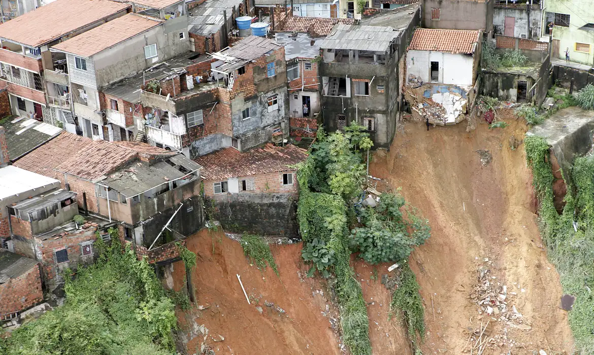 Deslizamentos e a contaminação de solo devido a falta de saneamento básico em áreas periféricas, é um grande problema do país. Foto: Manu Dias/Governo da Bahia